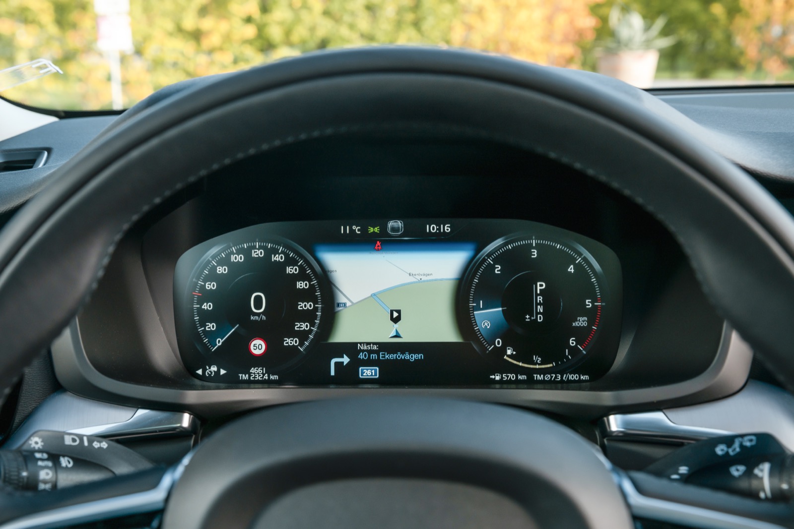 Volvos digitala 12,3-tums instrumentering efterliknar vanliga mätare med få inställningsmöjligheter.