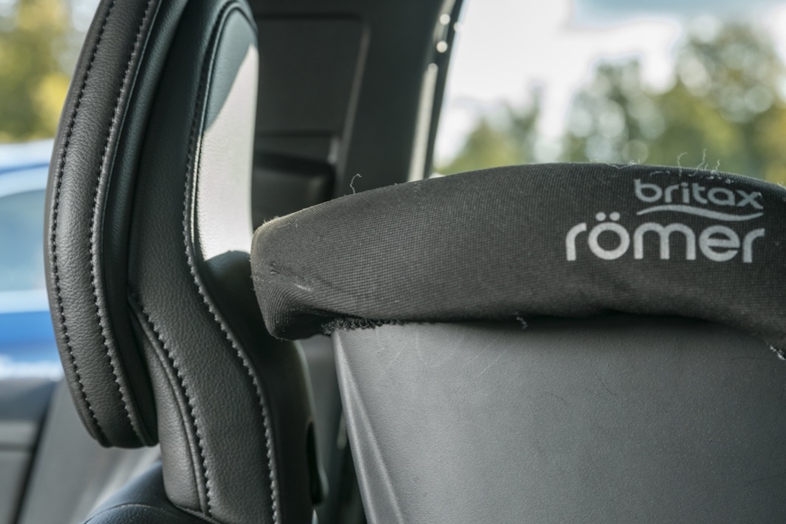 Slankt utformade nackstöd i Volvo ger mer plats åt bakåtvända bilbarnstolar.