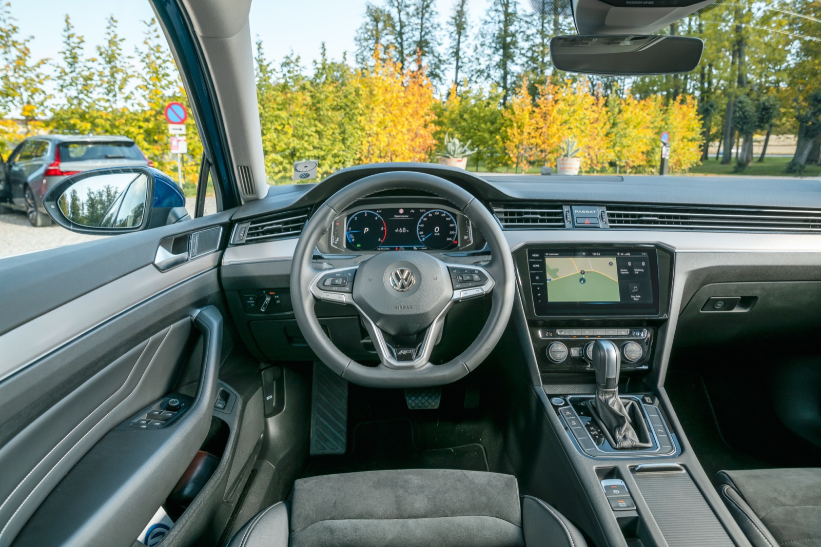 Volkswagen: Nya rattknappar, större skärm. Annars sig likt. Med facelift försvann tyvärr den analoga klockan vid luftutsläppen till förmån för texten PASSAT.