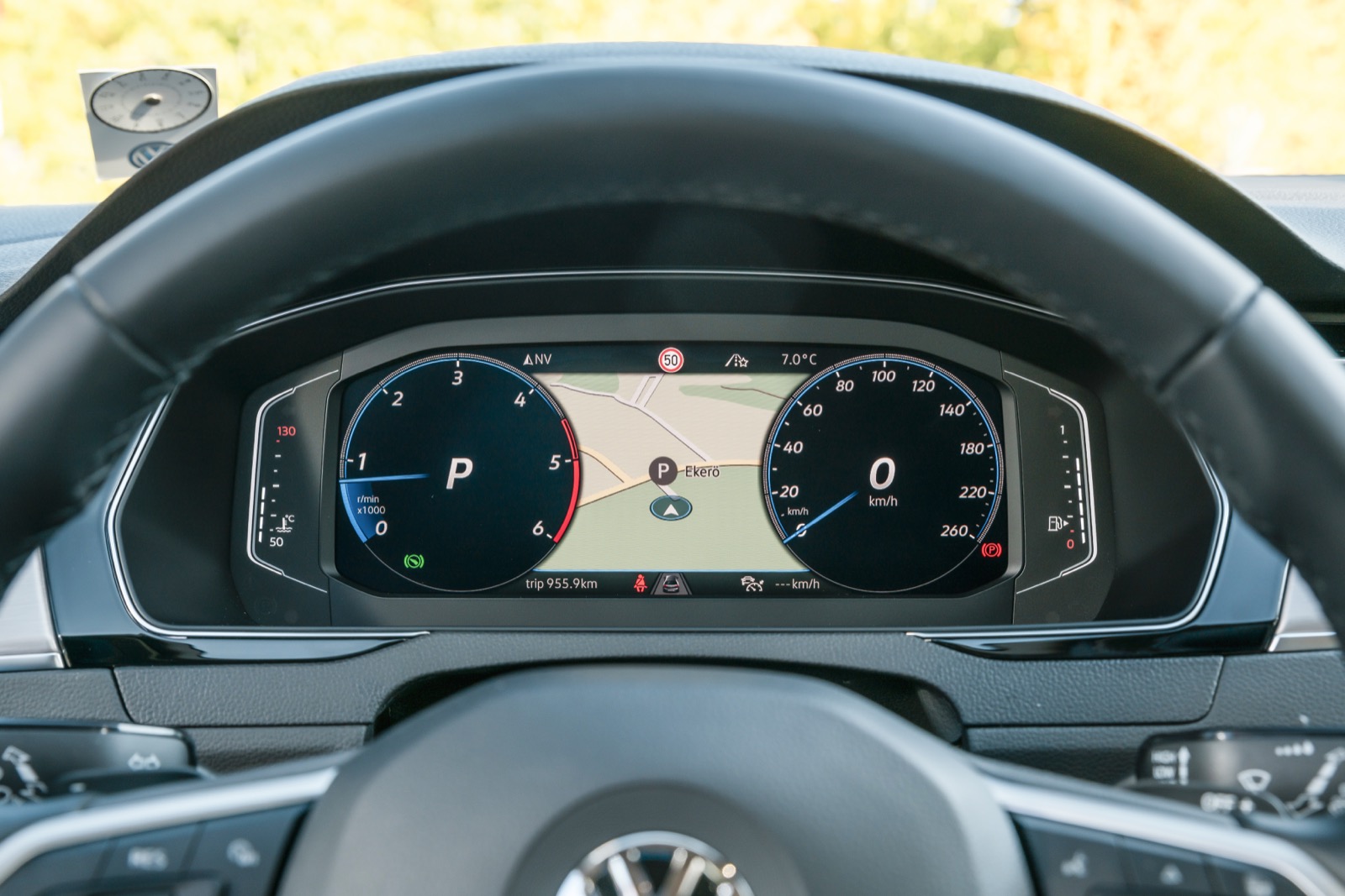 Volkswagen: Det digitala instrumentklustret är faktiskt lite mindre än innan facelift. Dock förbättrad upplösning. VW har flest vy-alternativ, varav ett föredömligt avskalat.