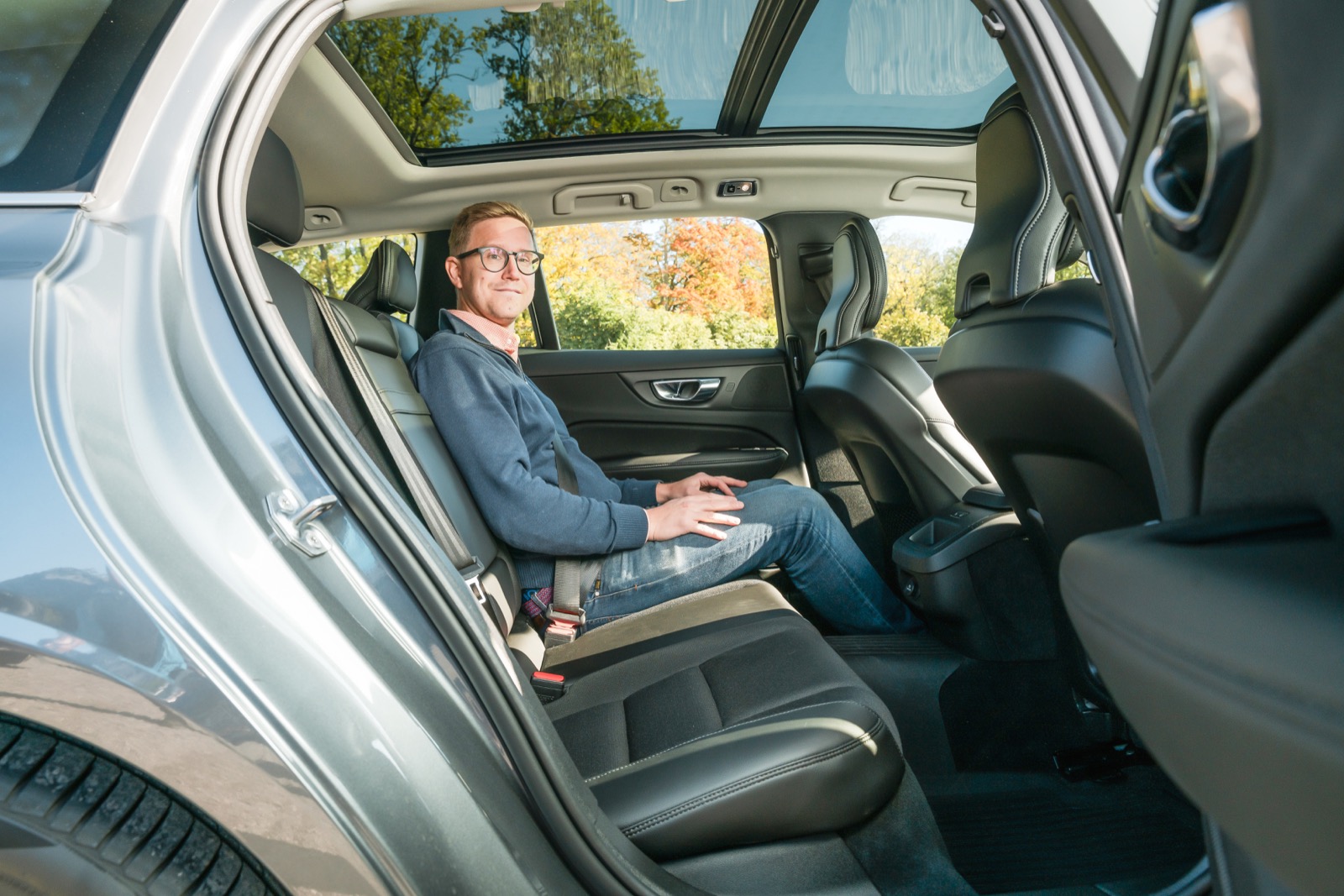 Volvo: Skön rygglutning och djupt skålad sittdyna. Låg sitthöjd med kraftig knävinkel, dock bidrar skålningen till bra lårstöd. Bättre benutrymme än i 3-serien.