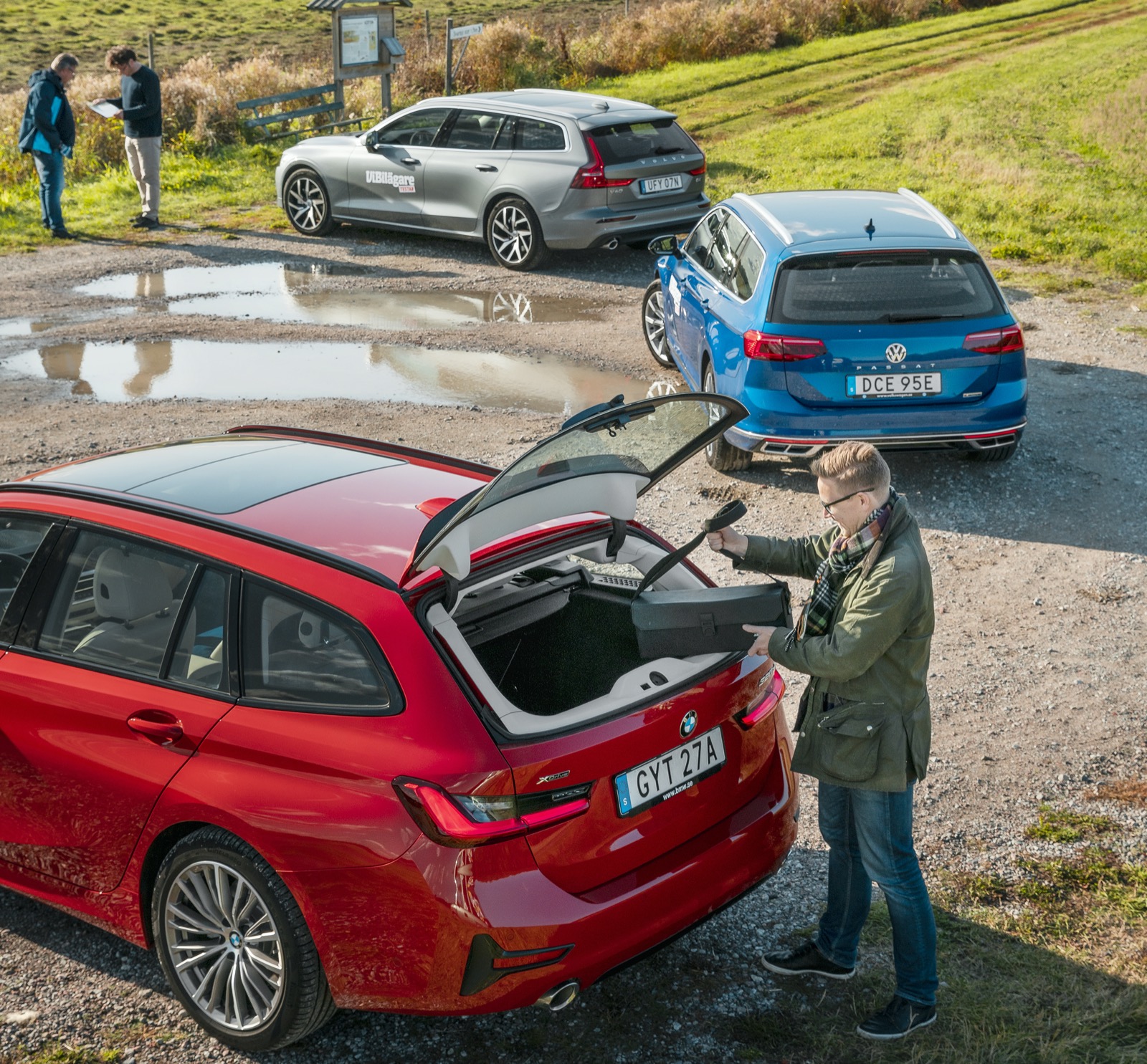 BMW:s öppningsbara bakruta lever vidare. Den är smidig när man bara ska komma åt kikaren i ett välpackat lastutrymme, som här på Färingsö intill Svartsjövikens fågeltorn.