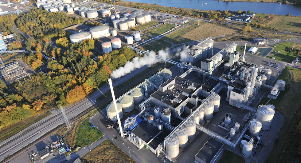 Agroetanols bioraffinaderi intill Bråviken utanför Norrköping är norra Europas största. Etanolfabriken använder 650 000 ton spannmål varje år vilket är tio procent av den svenska veteskörden. Foto: Agroetanol.