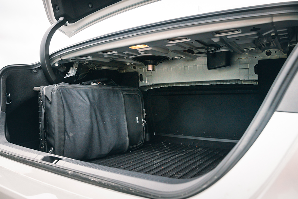 TOYOTA: Camrys bagageutrymme sväljer utmärkta 500 till 524 liter bagage beroende på typ av baksäte. Högtalarelementen sticker oskyddade ned från hatthyllan. Gångjärnet stjäl viss lastvolym. Dämpningen görs via gasfjäder. Varför inte platsbesparande gångjärn eller temperatur-okänsliga torsionsstavar?