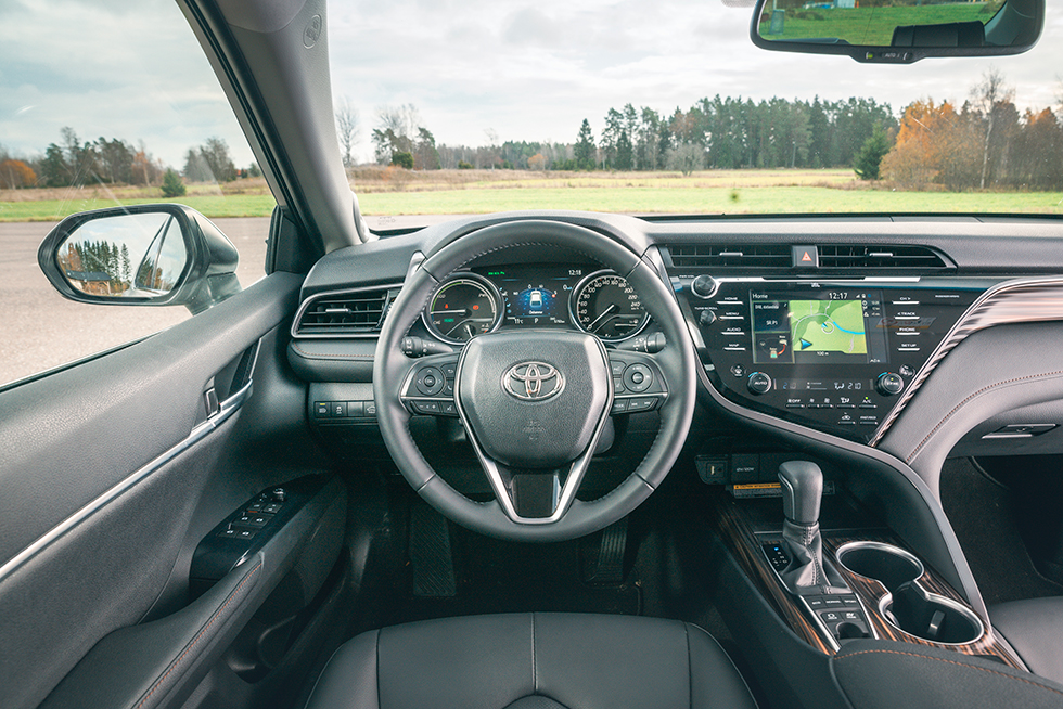 TOYOTA: Formglad med svepande linjer, ergonomiskt fungerar det fint. Synnerligen rejäl mugghållare. Knappintensiv ratt. Fingeravtryckskänslig svart plast.