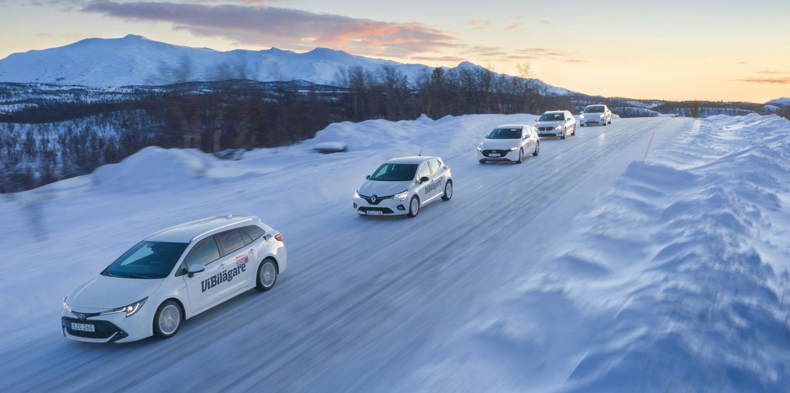 Karavanen jagar längs fjällvägar mot Flatruet. Där kraschar plötsligt drönaren från skyn, rakt ned i Teslas framskärm.
