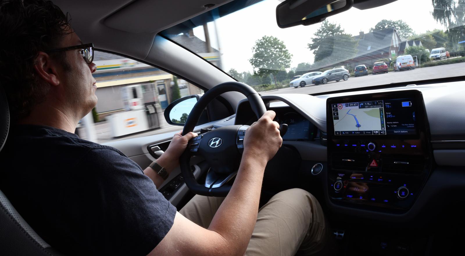 Hyundai Ioniq går att köra riktigt snålt oavsett om den har bensinmotor eller eldrift. Men Toyota Prius är ännu snålare enligt ägarna.