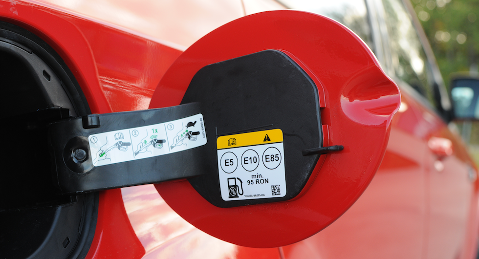 För tillfället driver vinteretanolen, med 25 procent andel bensin, upp priset på E85. Även ett högre inköpspris på etanol.