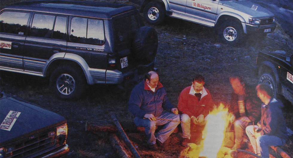 Testförare och suvar samlas vid lägerelden i vildmarken. Första jämförelsetestet av suvar i Vi Bilägare gjordes 1992.