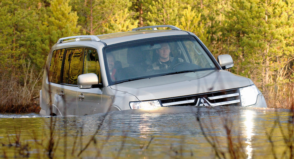 Om man behöver vada fram i 70 cm djupt vatten så kan Mitsubishi Pajero det.