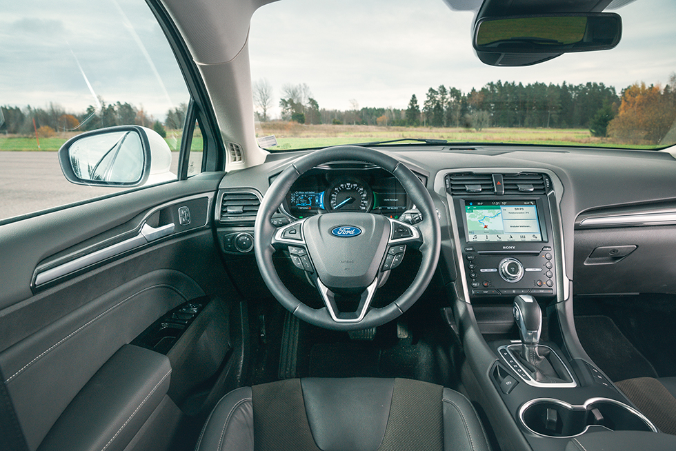 FORD: En för testlaget bekant miljö efter Mondeos år i långteststallet 2015. Minimala skillnader, tyvärr har man inte städat upp i den knappintensiva ratten.