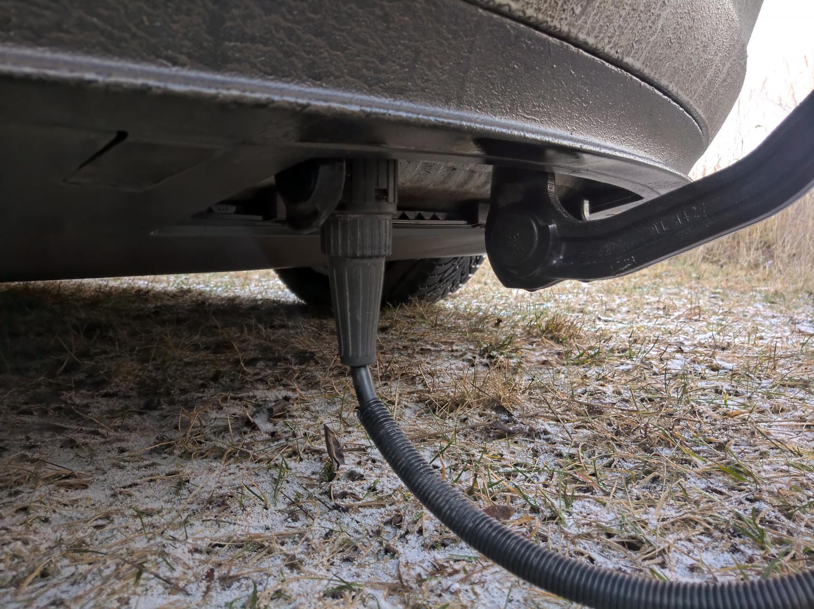 Hur man resonerade runt placeringen av elkontakten till dragkroken vet bara Tesla, men att de har tänkt fel är uppenbart.