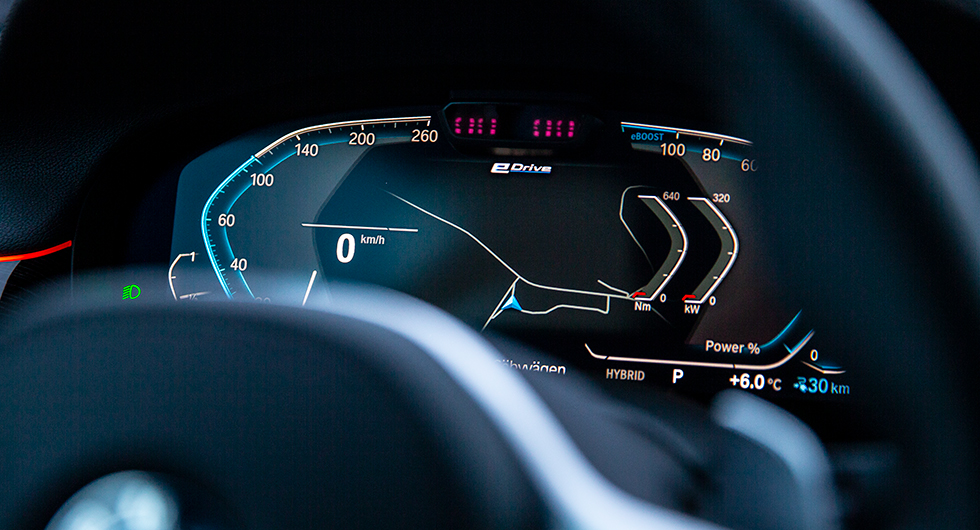 BMW:s instrumenthus med elektroniska displayer är både informationsspäckade och enkla att ta till sig – och snygga!