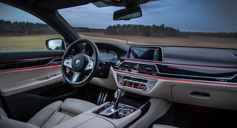 Förarmiljöns disposition är bekant genom BMW-serierna och finishen inget annat än perfekt. Bland mängder av möjligheter kan nämnas att mysbelysningen kan ställas in för att lysa med en färg i överdelen av panel och dörrar och en annan i underdelen.