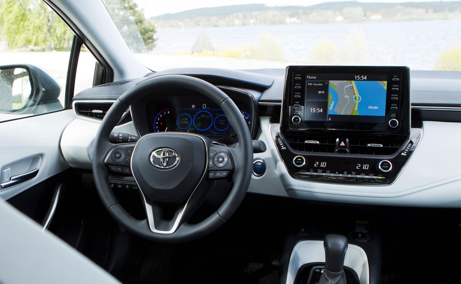 Toyota:
Design och fingertoppskänsla har fått ett klart lyft i Corolla jämfört med Auris. Lika enkel i funktionerna som Hyundai och Kia är Toyota dock inte.