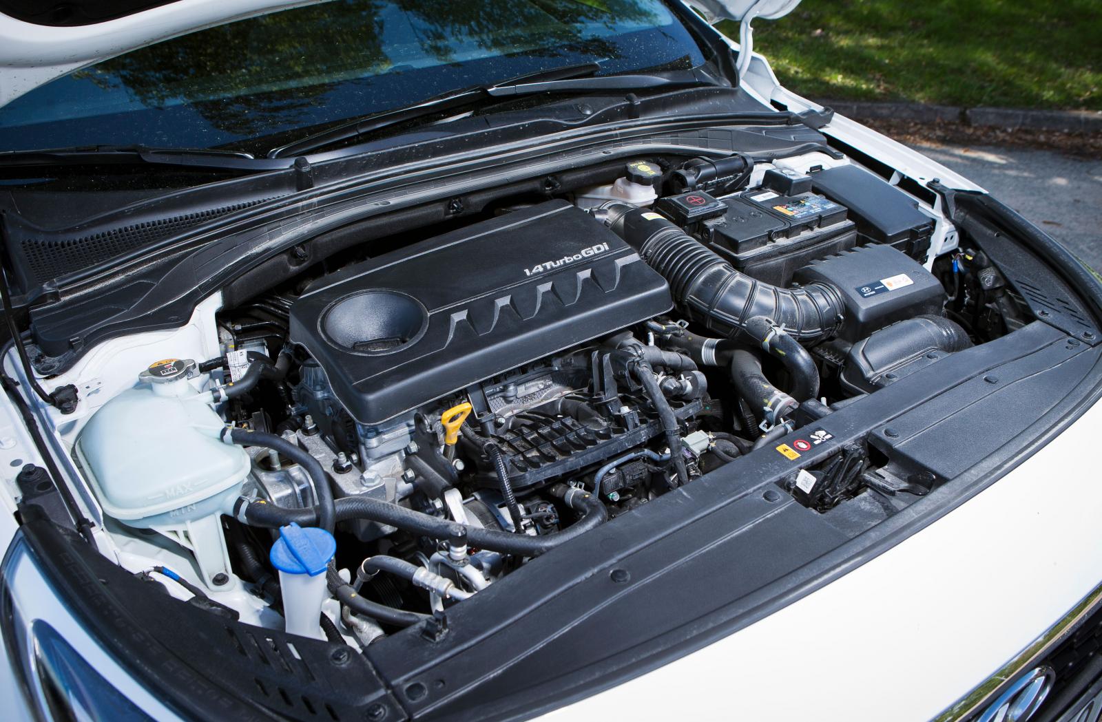 Hyundai har samma bensinmotor och växellåda som Kia men samspelet är inte lika distinkt som i Ceed. Bra fart och lägre förbrukning ger pluspoäng.