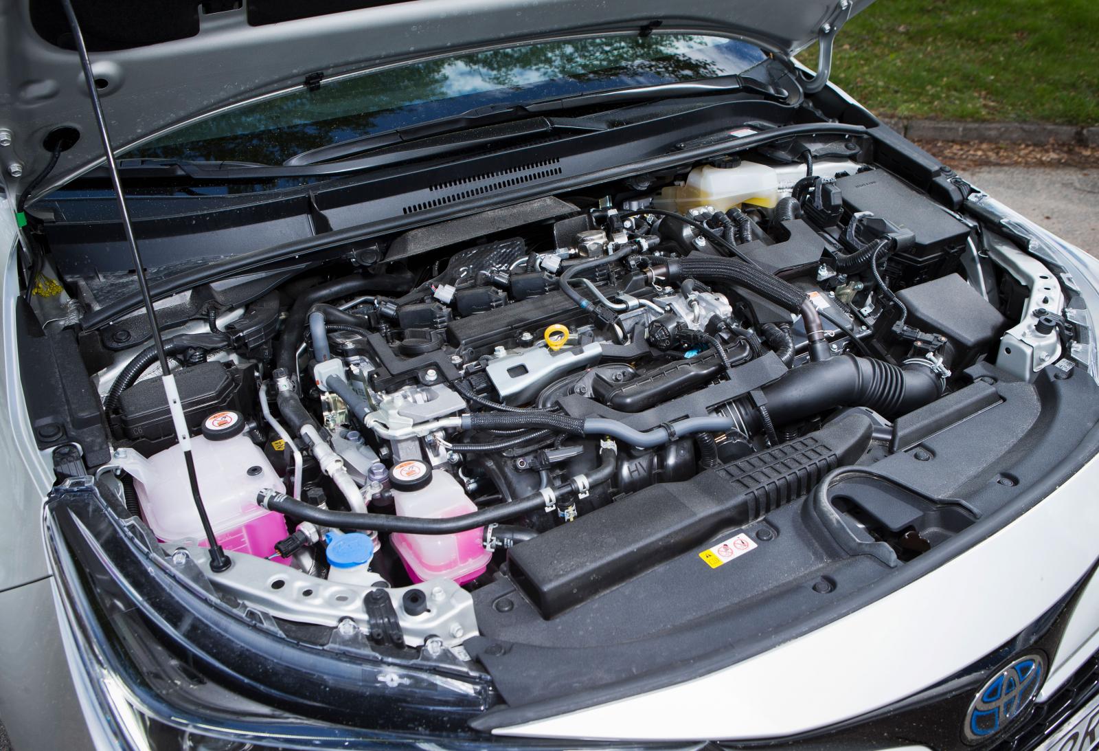 Starkversionen av Corollas hybriddrift är en trevlig bekanrskap. Snabb i starten, snål, rimligt tyst under gaspådrag, mjukt samspel med transmissionen.