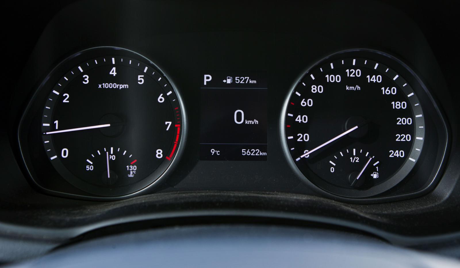 Inramningen är lite enklare i Hyundai än i Kia, med snudd på gammaldags engelsk instrumentkänsla. Trevligt!