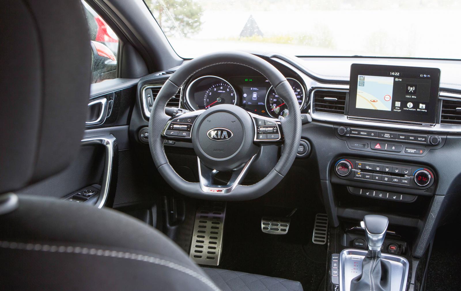 Kia:
Disposition och detaljer i Kia är nästan de samma som i Hyundai men formgivare och pyntare har fått gå loss betydligt mer. Bättre? En smaksak.