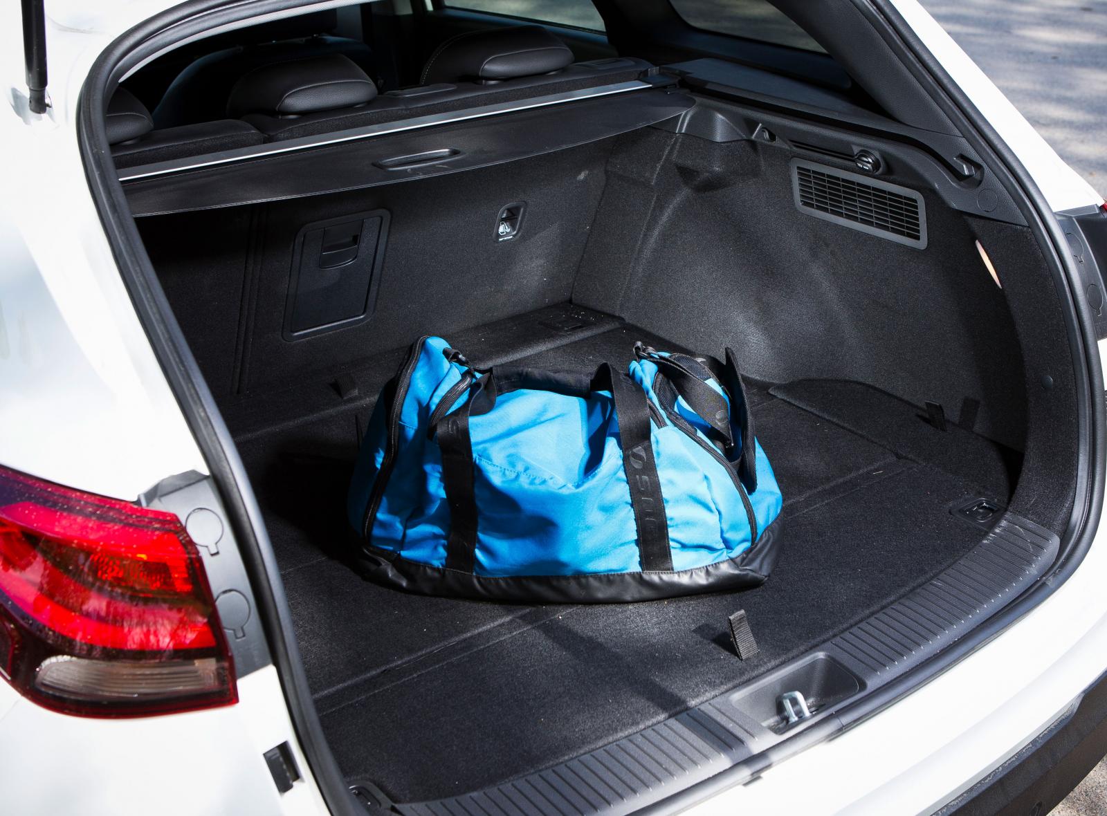Lastgapen i Hyundai och Kia är nästan identiska, men testets i30 var i en utrustningsversion som saknar eldrivning av bakluckan. Vi fick heller inte in lika många drickabackar i Hyundai som i Kia. Massor av praktiska fack under golvet.
