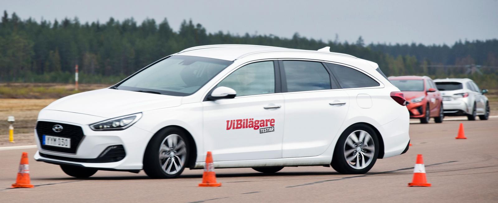 Hyundai klarar undanmanövern upp till 65 km/tim, men i 70 (som här) bryter bilen ut i våldsam bredsladd och vill nästan snurra helt runt.