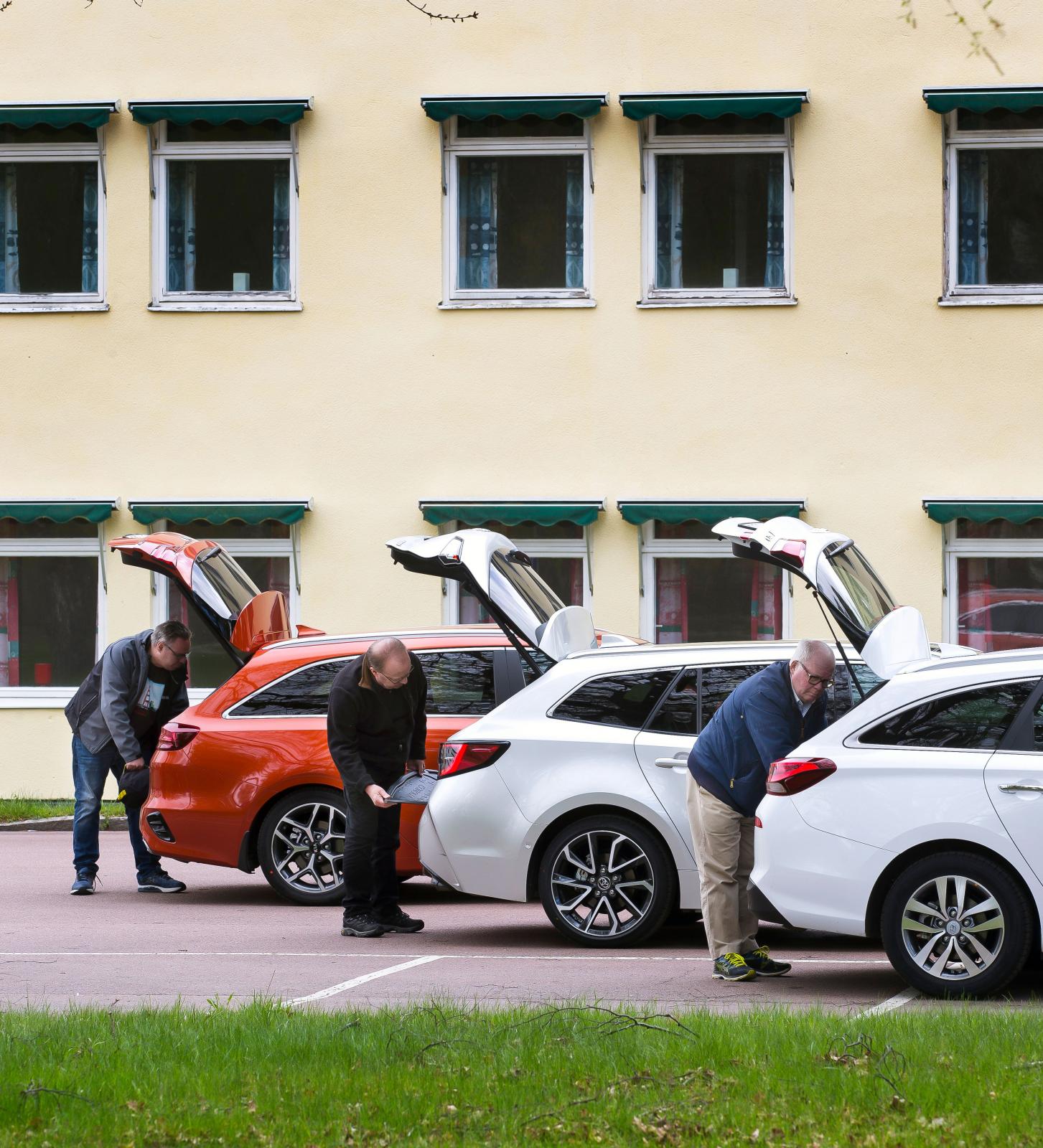 Tre gubbar i tagen med bagagetagningsförmågan: Kia sväljer mest, sedan Hyundai och sist Toyota.