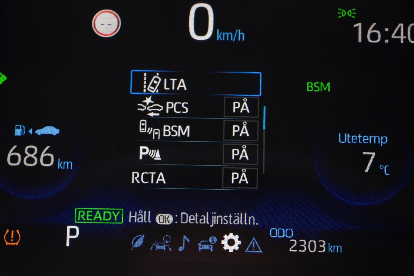 Toyotas färddator ger rikliga möjligheter men är rörig och det är inte lätt att begripa förkortningarna.