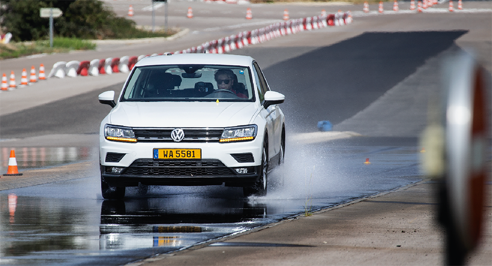Anders Helgesson utför en av testveckans 120 tvärnitar. Vid bromsproven användes en VW Tiguan.