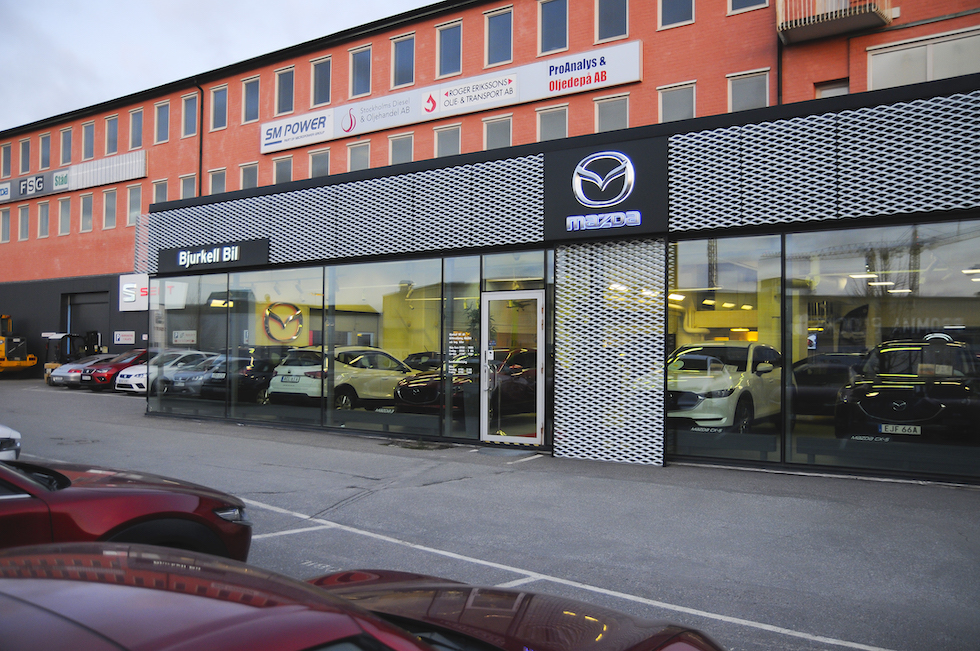 Bjurkell Bil i Bromma utanför Stockholm är en av många Mazda-återförsäljare som har höjt priserna kraftigt på årets modeller.