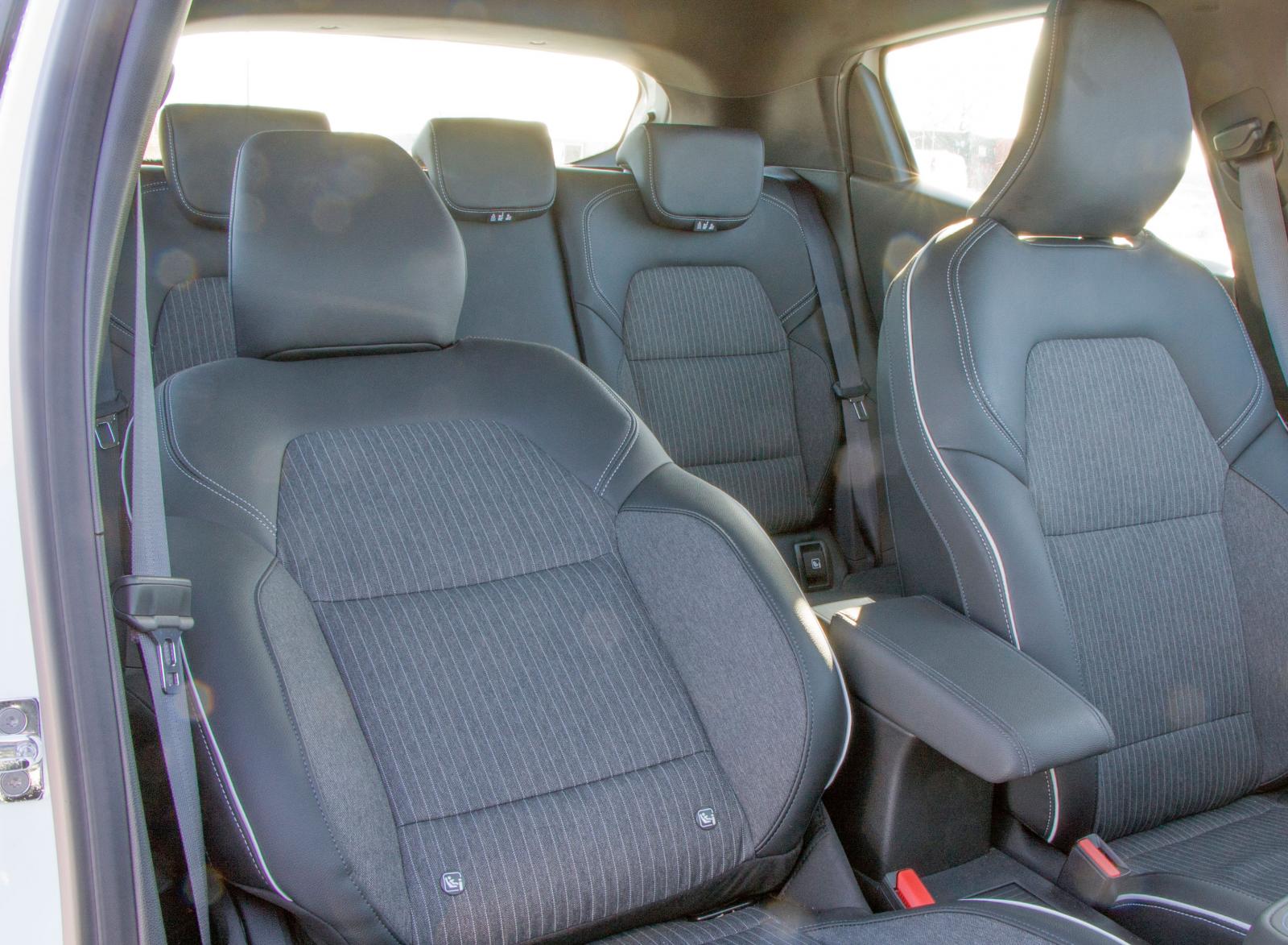 Bra utrymmen för fyra, men starkt begränsad sikt snett bakåt – backningskameran är helt nödvändig. Nackskydd med smäcker utformning à la gamla Volvo 700/900.