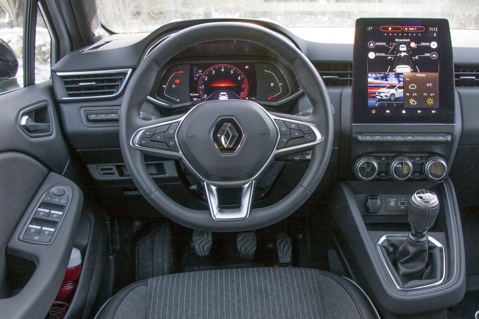 Renault:
Snudd på storbilskänsla, rediga funktioner och ett klart lyft i både finish och stil jämfört med tidigare Clio. Högt placerad växelspak, bra rattreglage.