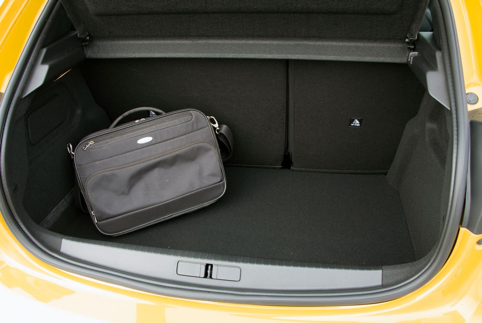 Utrymme ungefär som i Renault, men med lägre lasttröskel. Under det ganska tunna bagagegolvet finns ett riktigt reservhjul – ovanligt!