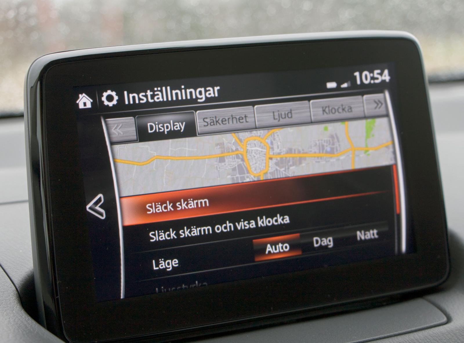 MAZDA:
Mazdas multimedieskärm är väldigt enkel att använda med funktionsvred och -tangenter i bakkant på konsolen mellan stolarna. Måttligt modern grafik, dock.