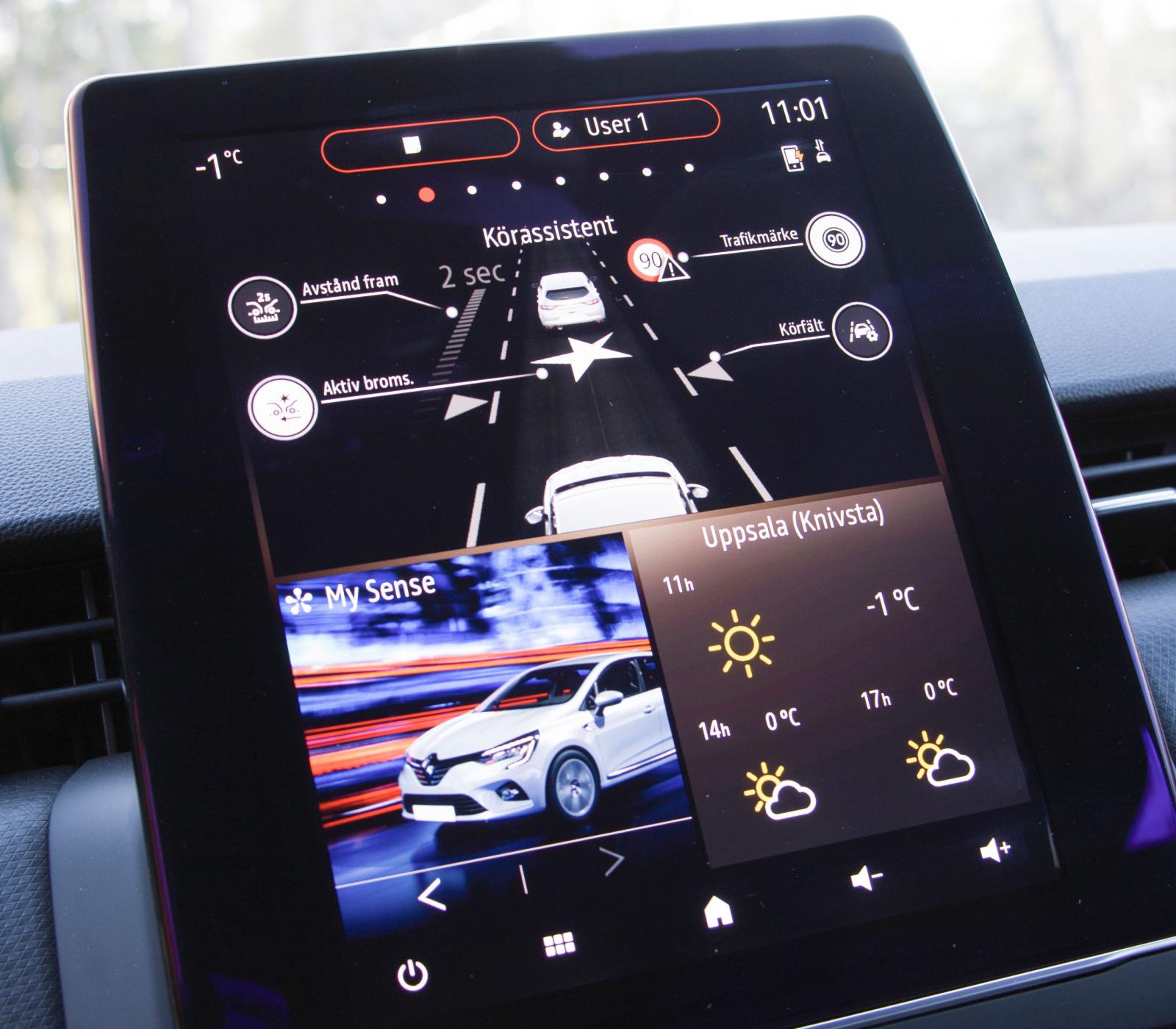 RENAULT:
Tydlig, stor skärm i Renault med enbart pekfunktioner. Rikliga möjligheter att komponera egen startsida och hyfsad grafik. Helheten är bättre än Peugeots.