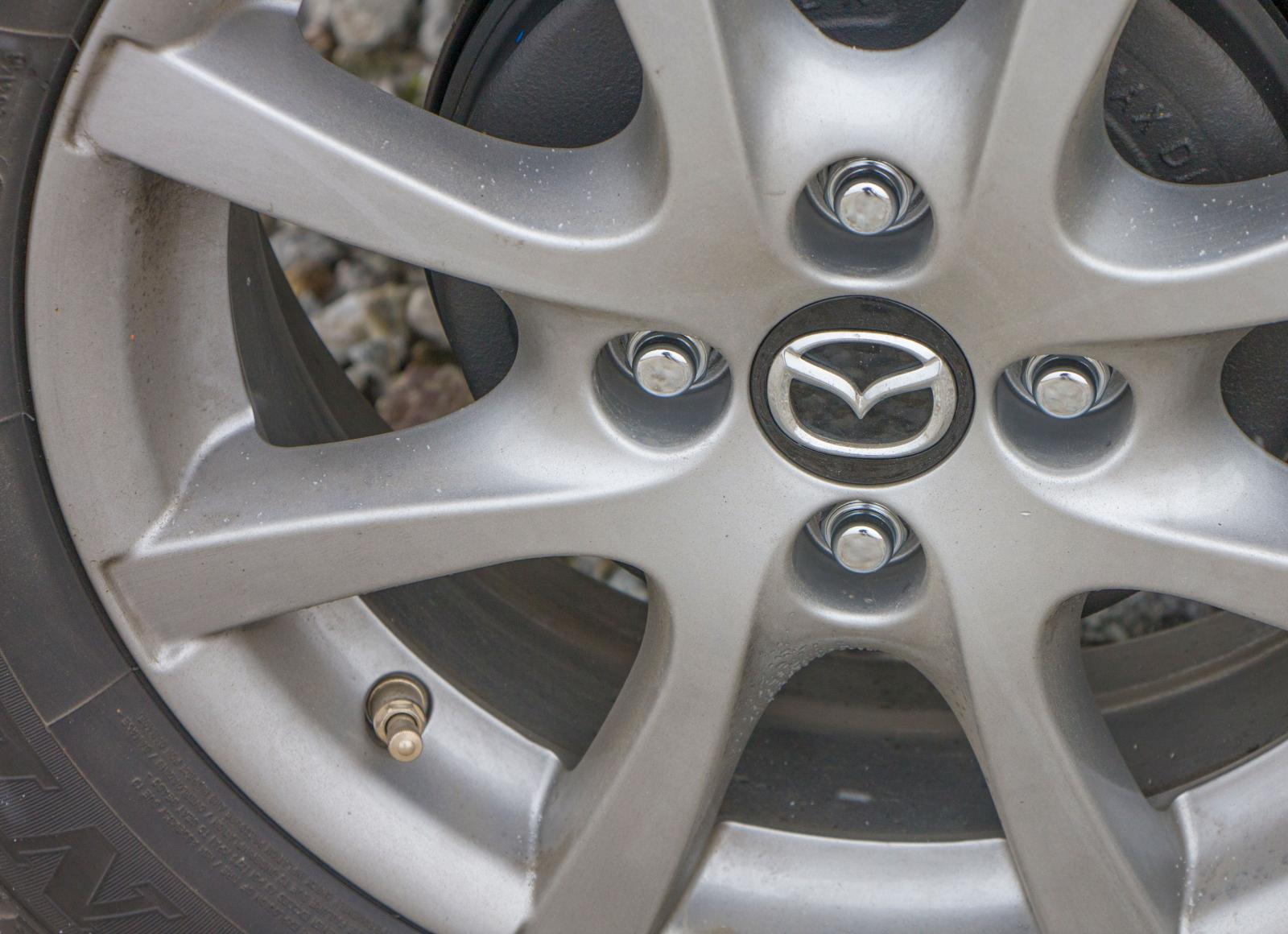 Mazda har trumbromsar bak. Mer behövs krasst sett inte på en så liten bil.