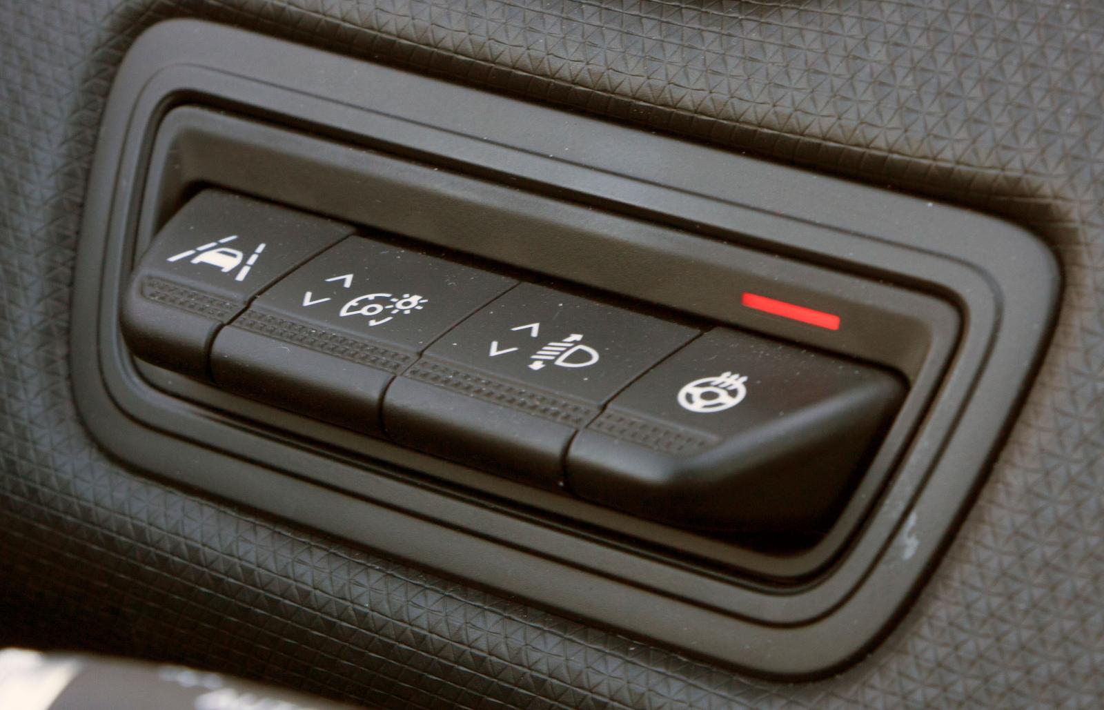 Renaults väl utformade tangenter till vänster om ratten sköter filhållning, instrumentbelysning, strålkastarhöjden och rattvärmen.