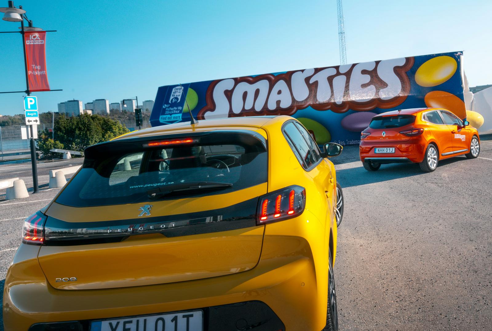Kulörta bilars comeback! Peugeots färg heter Faro, Renaults Valencia och Mazdas Soul Red.