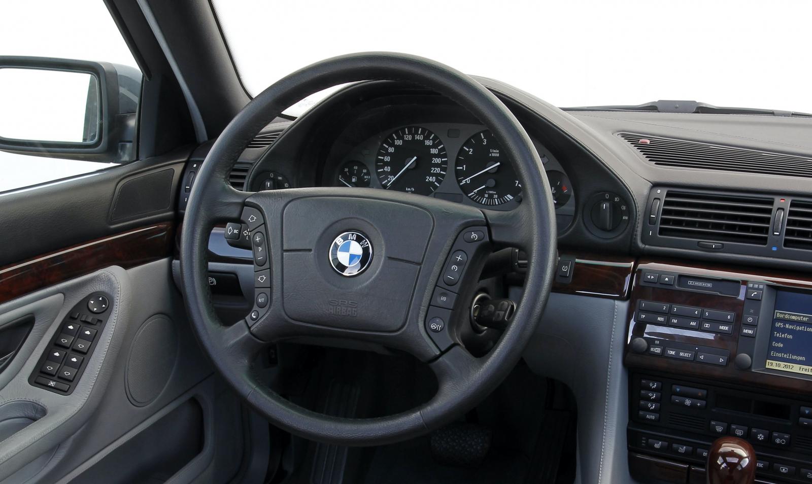 På 1990-talet hade BMW föredömligt enkel mätardesign. Här i E38-generationens BMW 750i.