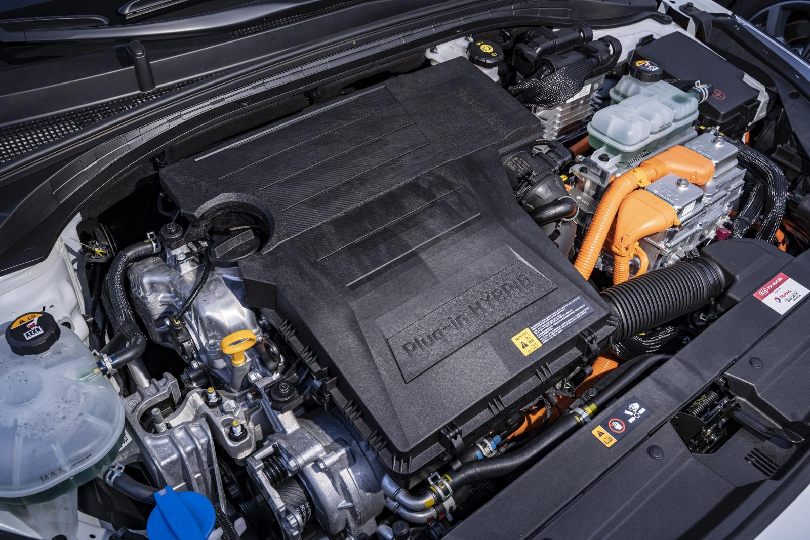 Smidigt hybridsystem, måttliga fartresurser och ganska högt motorljud från bensinmotorn.