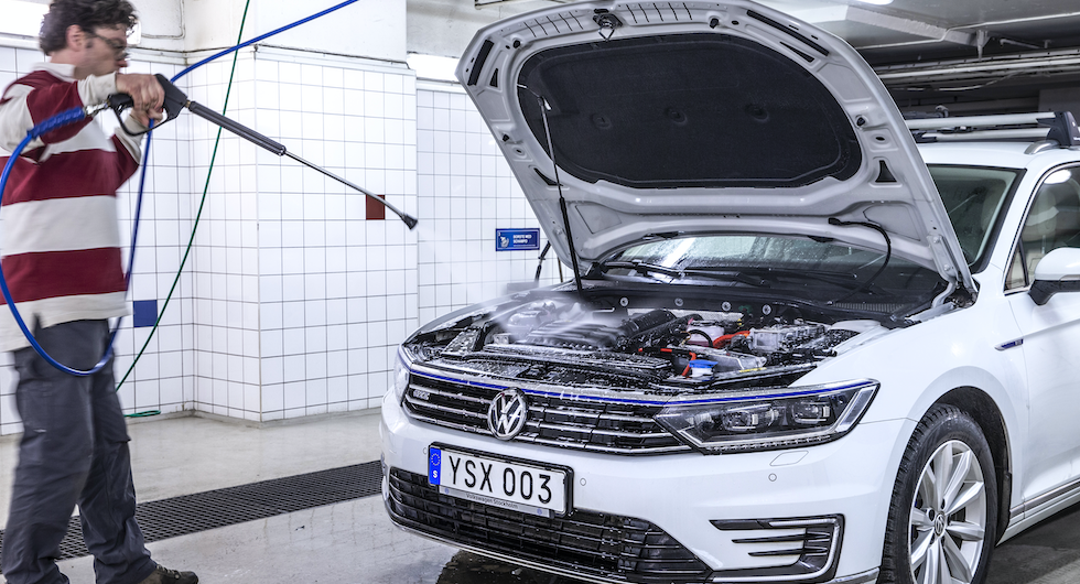 Högtryckstvätt på behörigt avstånd från motorn.