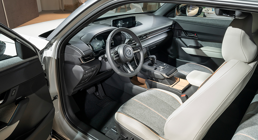 Interiören håller hög standard. Mazdapremiär för tryckbar skärm, här framför växelväljaren.