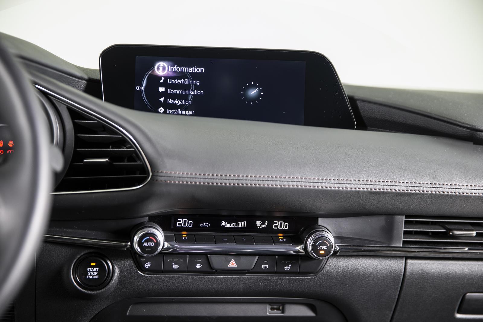 Mediaskärmen i Mazda 3.
