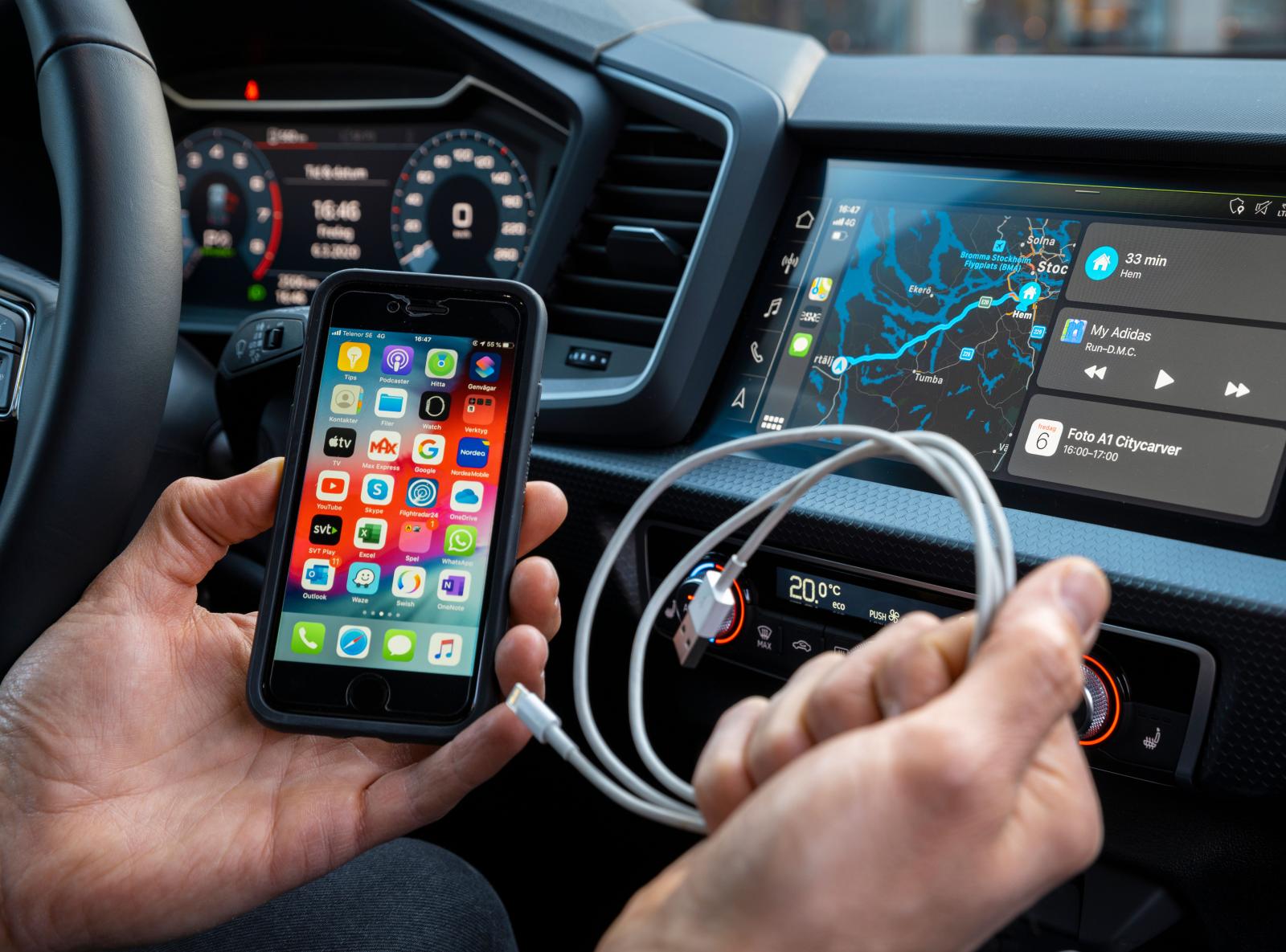 Android Auto och Apple Carplay fungerar trådlöst och den senare har nu även kalendern synlig. Framför växelväljaren finns laddplats för mobilen.