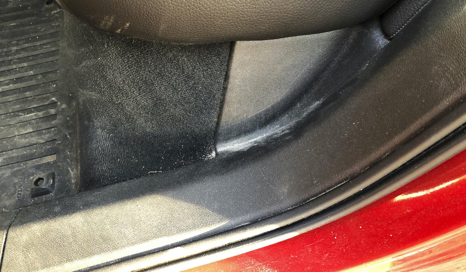 Gummilisterna har svårt att hålla tätt och släpper in vägdamm som lägger sig på dörrmattan innanför bakdörrarna. På bilden Frank Johanssons XC60.
