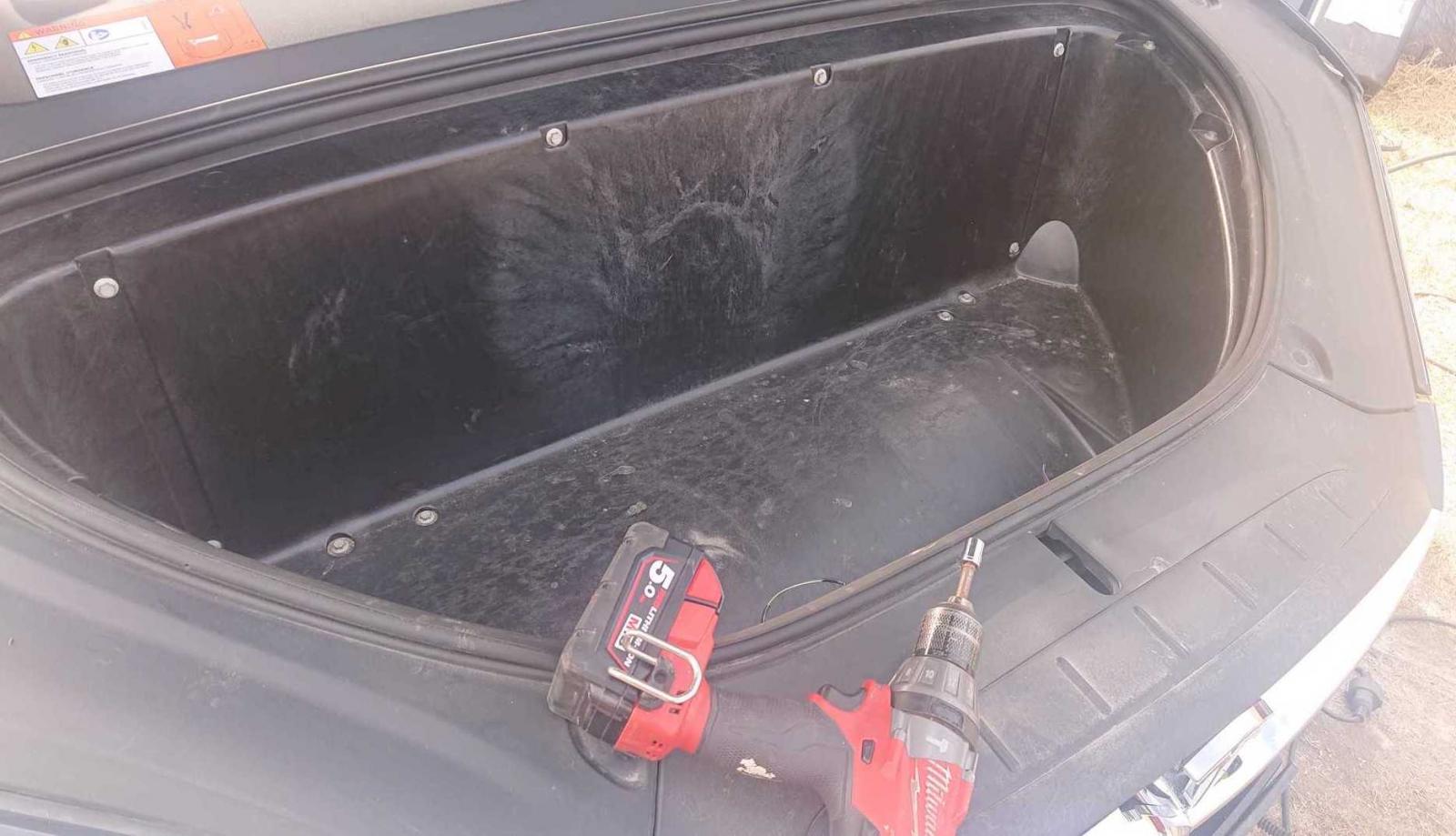 Först användes en motorvärmare på 450 watt som var för klen. En motorvärmare på 1 000 watt klarar dock att värma upp batteriet och kupén.