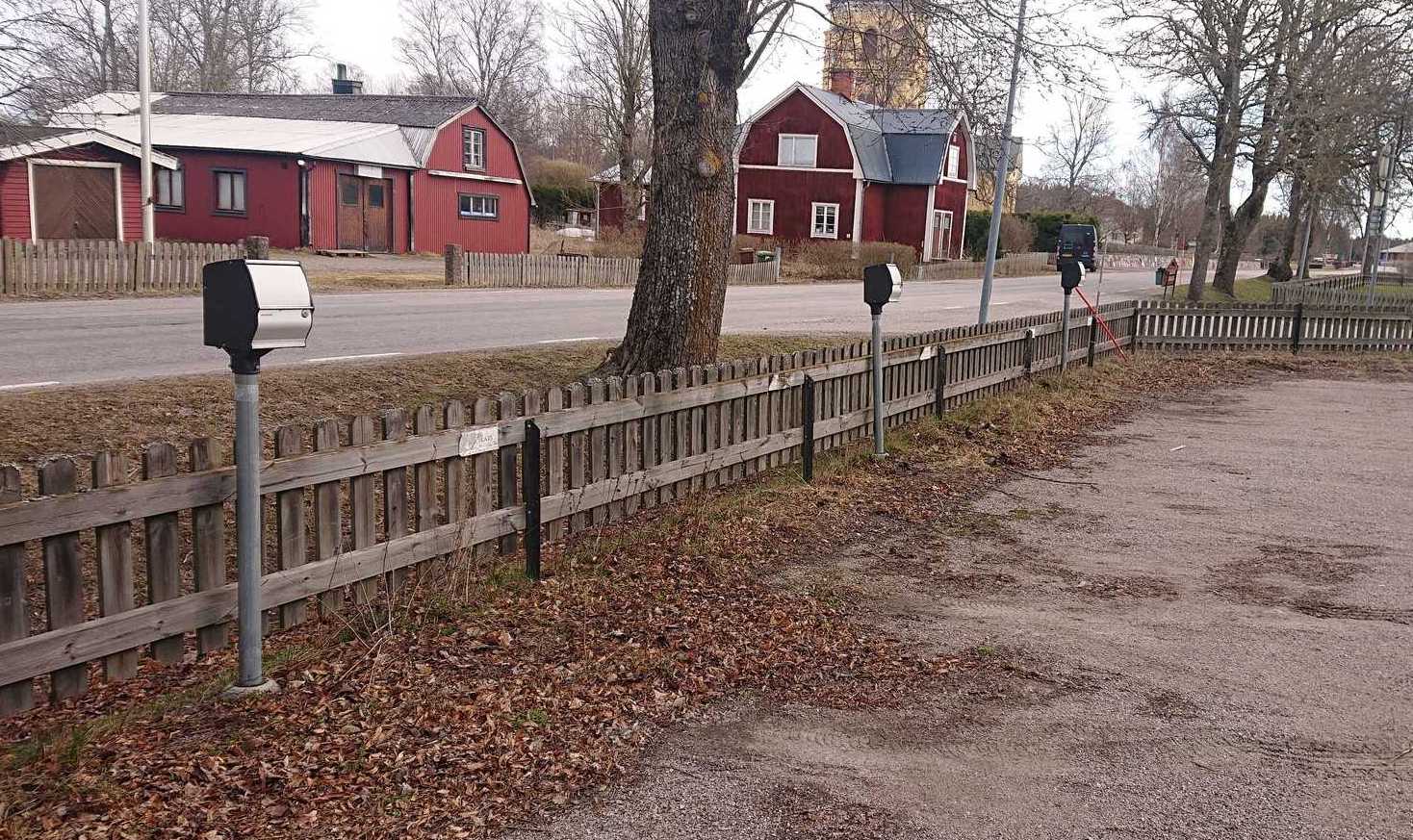 Teslaägaren Patrik Hast kan inte ladda sin Model X på jobbet, men att koppla in en motorvärmare går bra.