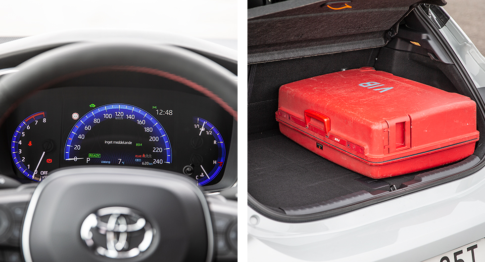 I Toyotas digitala instrument byts den blå bakgrundsfärgen till röd i körprogram ”Sport”. Plottrig och svåravläst färddator.
Kort bagagegolv. Här ryms inte resväskan med kortsidan utåt. Smalt mellan hjulhusen. Sväljer minst last i gänget.