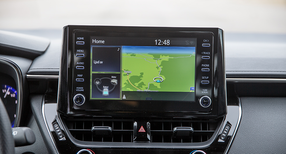 Toyota: Tillkrånglat menysystem utan logik i uppbyggnaden med yxig grafik. Lättnådd pekskärm är enda glädjeämnet.