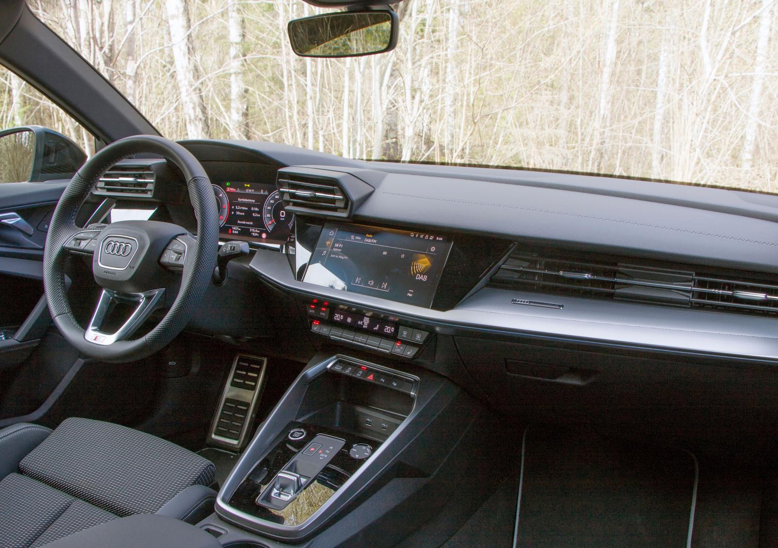 Audi har träffat rätt i blandningen av pek- och knappreglage. Flera funktioner som i nya Golf har fått touchkontroller, har i A3 enklare hantering och rattreglagen har behållit sin logiska utformning från föregångaren.