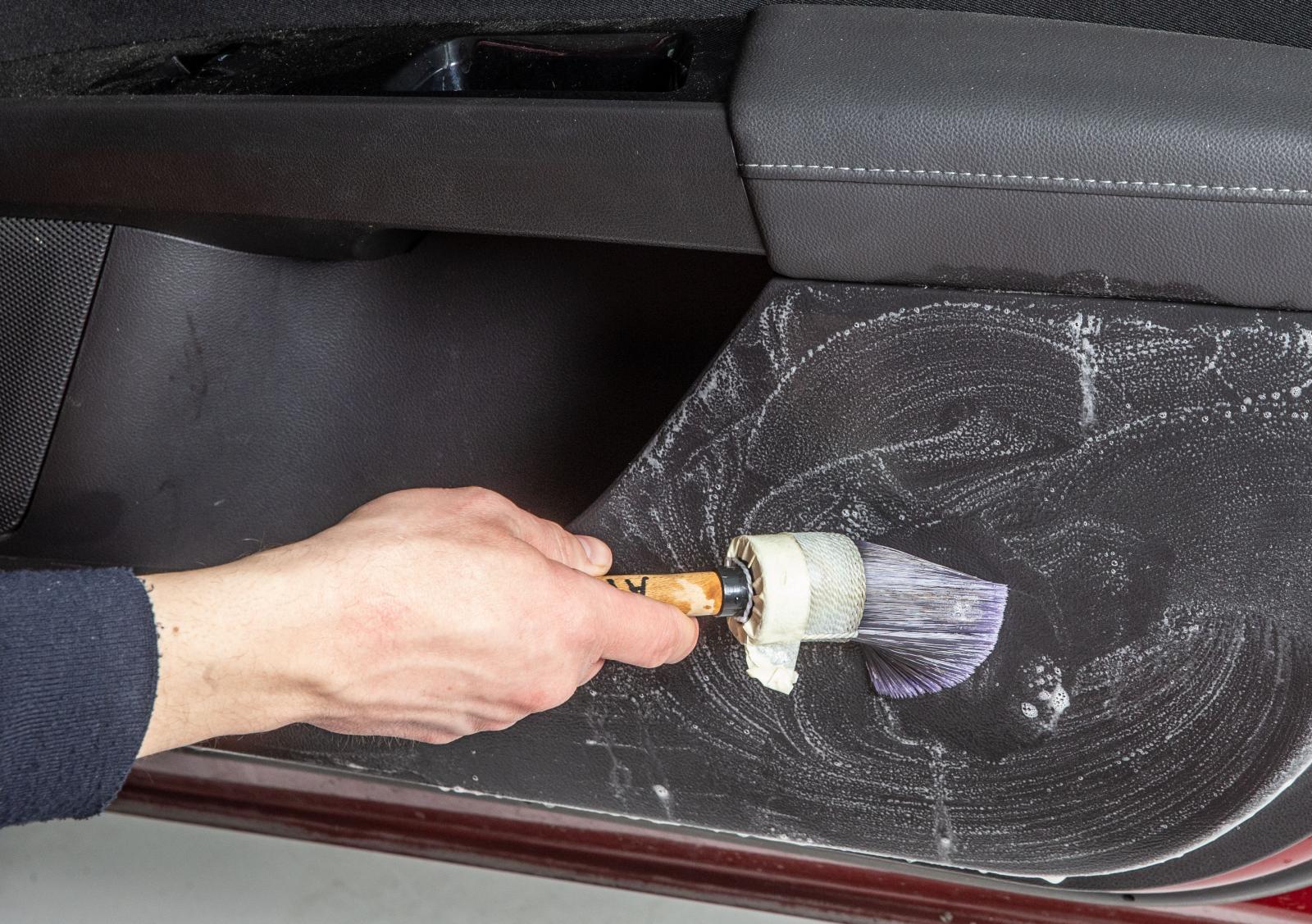 Man kan använda en pensel för
att få rent dörrsidans plast.